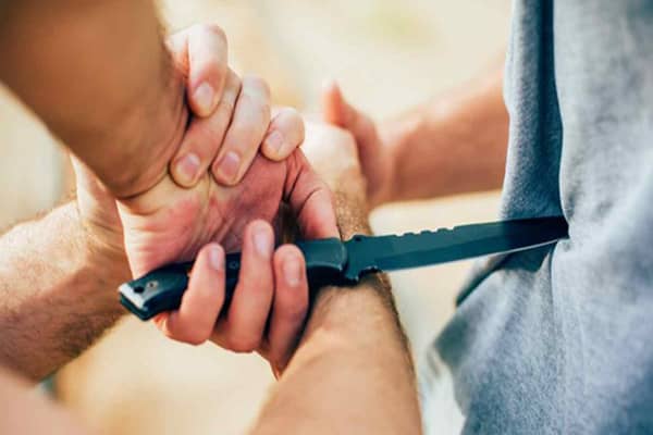 مهم‌ترین اصل آموزش دفاع شخصی در مقابل چاقو